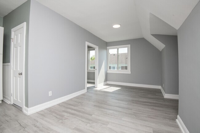 Building Photo - 117 E Glenwood Ave