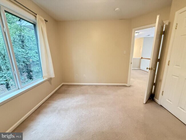 Building Photo - 1234 Lakeview Dr