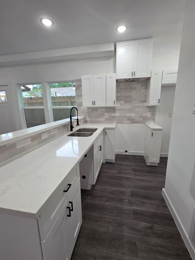 Building Photo - Stunning Duplex with Garage & Modern Finishes