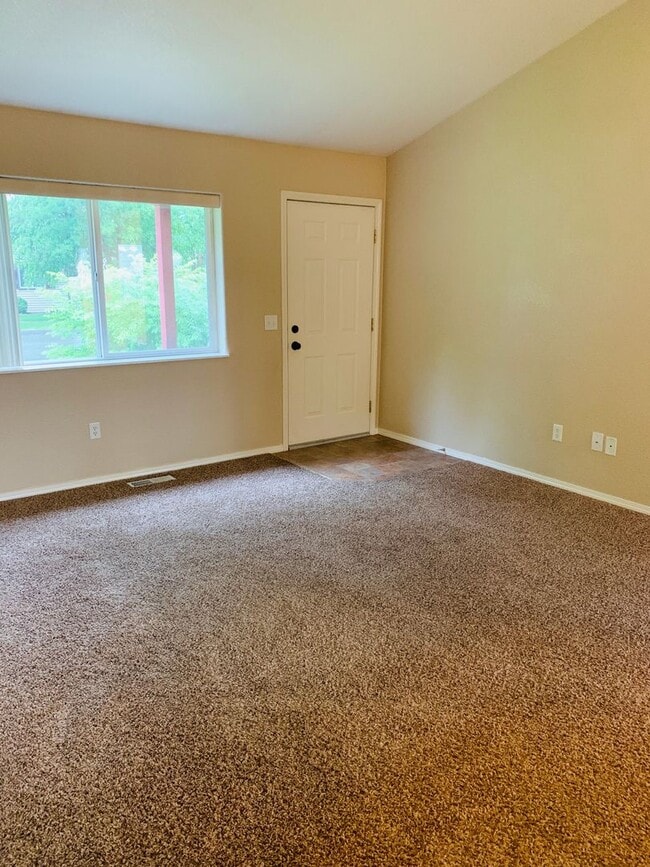 Building Photo - Single Level - 3 Bed - 2 Bath - Pet Friendly