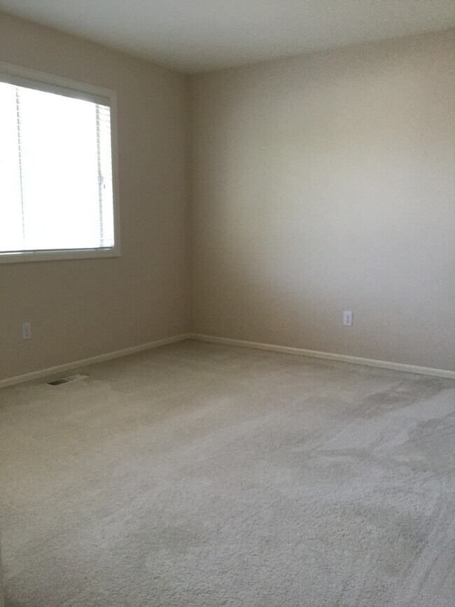 Building Photo - RARE OPPORTUNITY - 4 beds and 2.5 bath in ...