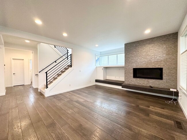 Building Photo - Exceptional Modern 3-Story Single-Family Home Near Woodstock