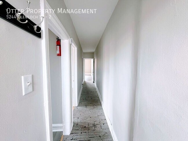 Building Photo - 5244 Glenloch St