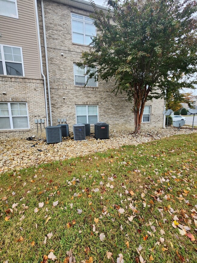 Building Photo - 7104 W Friendly Ave