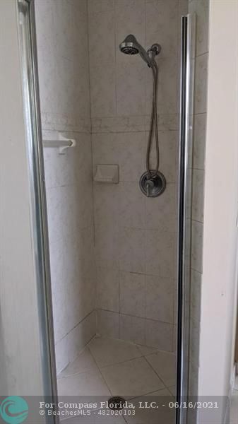 Building Photo - 3409 Lakeside Dr