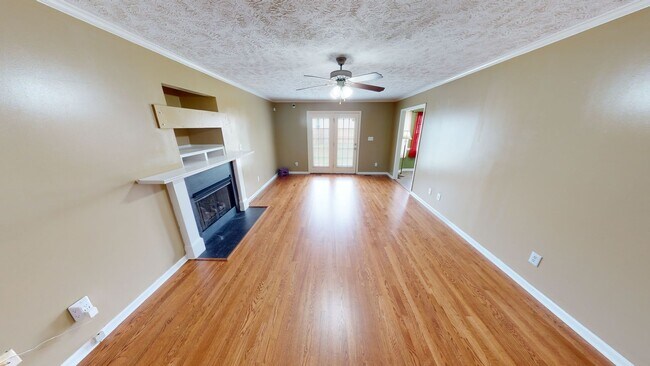 Building Photo - 4 Bedrooms in Sought After Neighborhood & ...