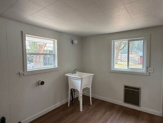 Building Photo - 2 Bedroom 1 Bath 1500 Sq/Ft home on Acreage in Medical Lake with 3 Car Garage & Out Building