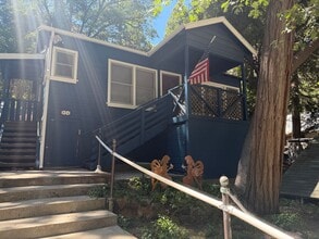 Building Photo - 2 Bedroom 1 Bath Super Cute.