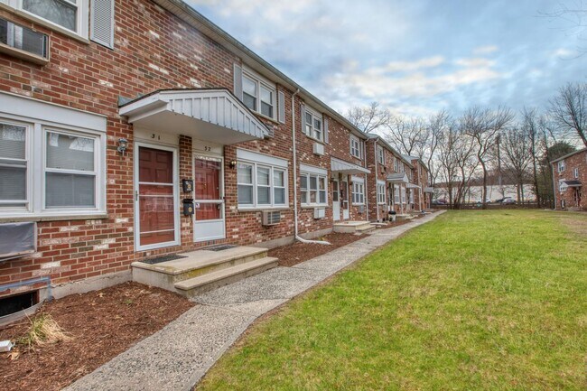 Building Photo - Beautiful two-bedroom townhouse condo with open floor plan