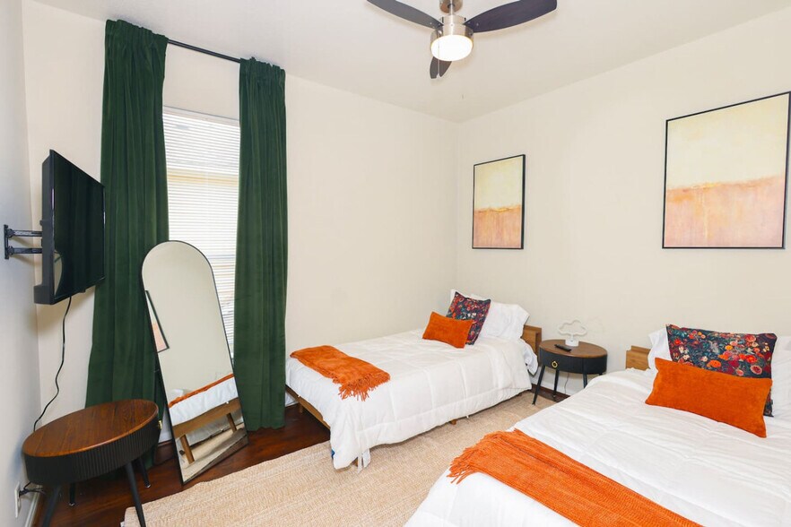 Building Photo - 2418 Allred Dr