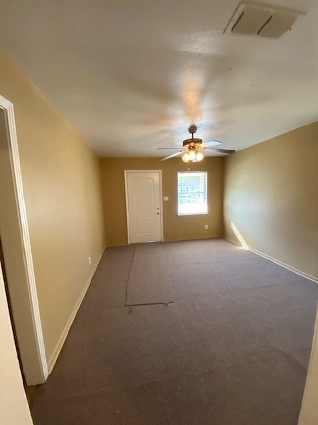 Building Photo - Cozy 3-bedroom, 1.5 bath for lease in west...