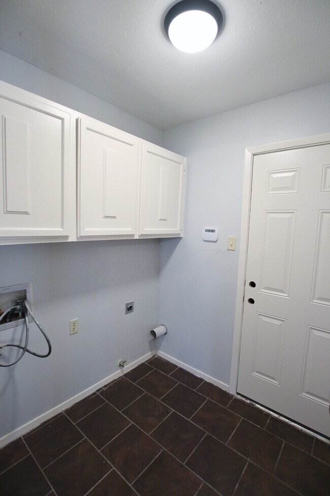 Building Photo - Available Now: Stunning 4-bedroom, 2-bath ...
