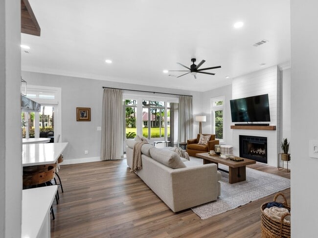 Building Photo - Stunning Furnished 3-Bedroom Golf Course H...