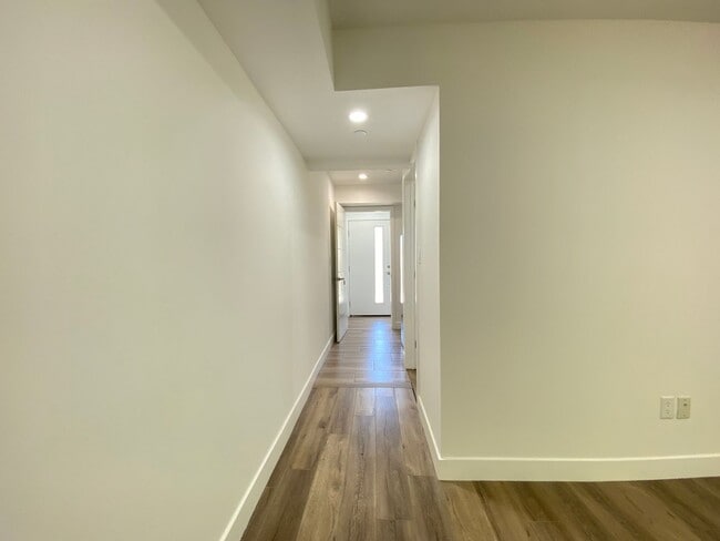 Building Photo - Chic & Private Ground-Level Studio | Priva...
