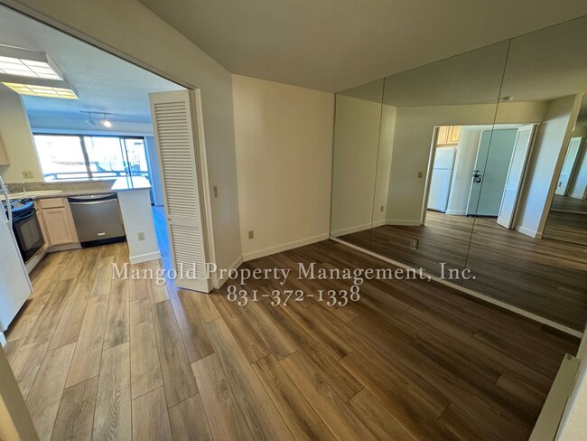 Building Photo - Beach Front 1-Bed 1-Bath Ocean House Harbo...