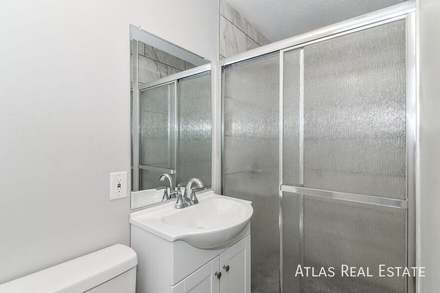 Building Photo - 710 S Park Dr