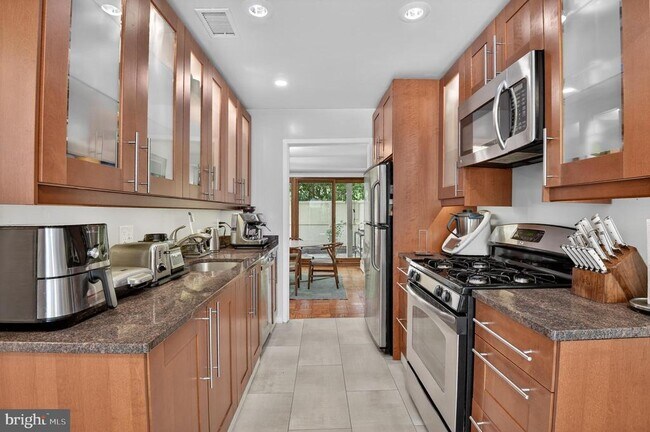 Building Photo - 5276 Pooks Hill Rd