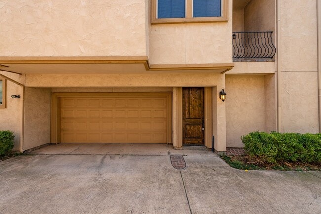 Building Photo - Beautiful Tuscan feel Condo Lower Greenville area