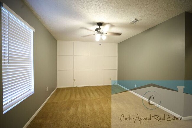 Building Photo - Move in special $800!! 3 bed, 2 bath home with a huge, fenced yard near Valley View school!!