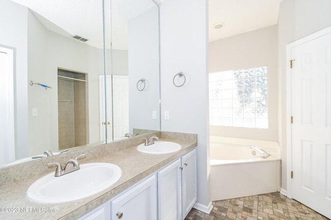 Building Photo - 95142 Twin Oaks Ln