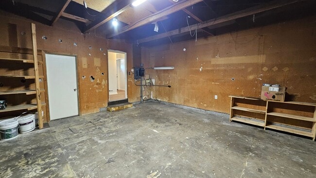 Building Photo - 4 bed 2.5 bath
