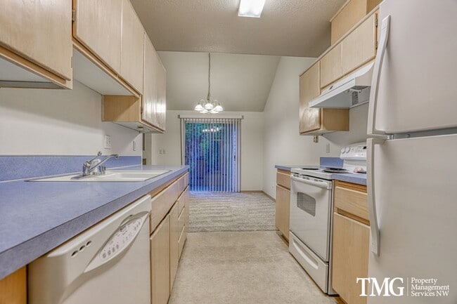 Building Photo - Peaceful 2-bedroom, 2 bath Townhome in thi...