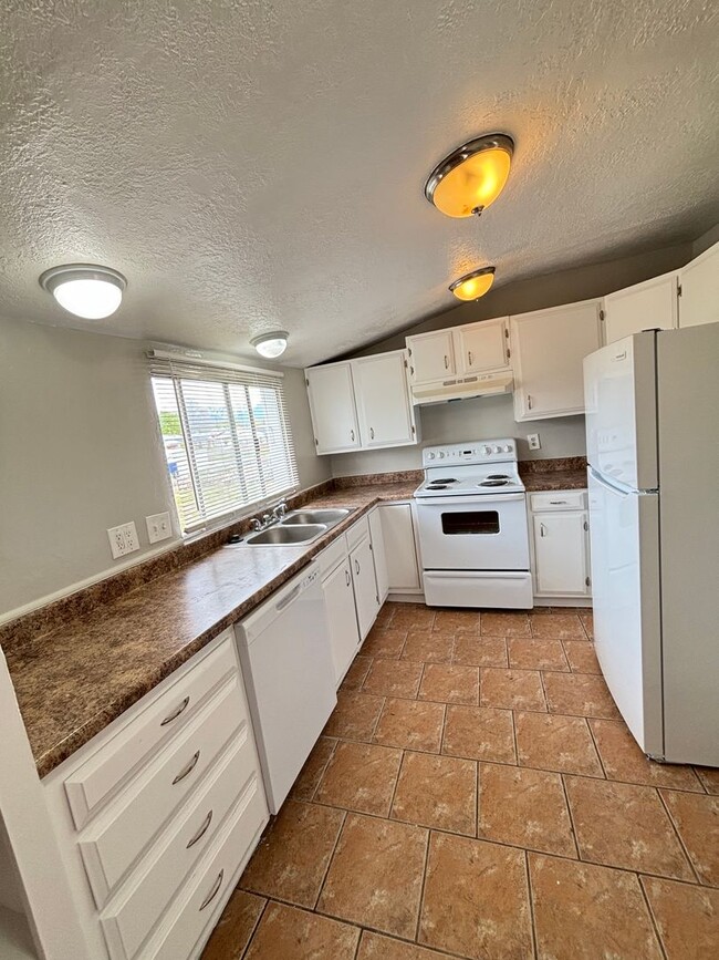 Primary Photo - Beautiful 3 Bed 2 Bath Rental in Clearfiel...