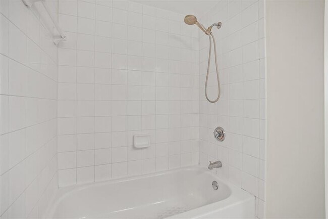 Building Photo - 3020 NE 32nd Ave