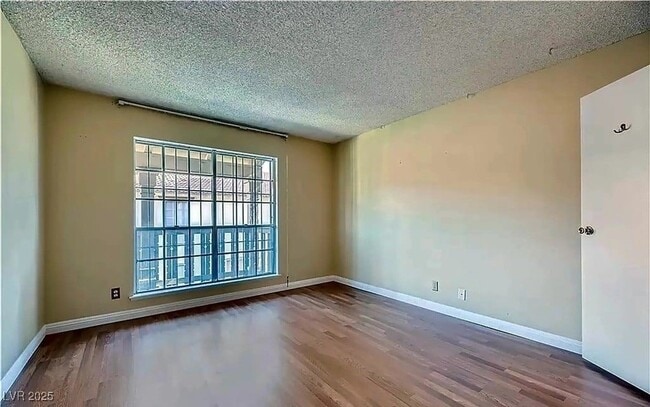 Building Photo - 3045 Pinehurst Dr