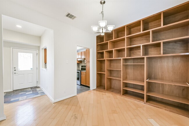 Building Photo - 3409 Northwood St