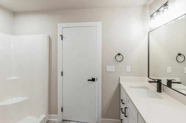 Building Photo - Beautiful near-new townhouse in Urbandale, available mid-August