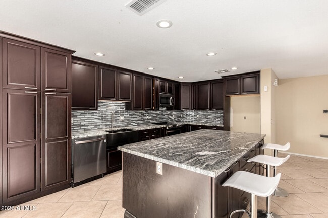 Building Photo - 2425 E Westchester Dr