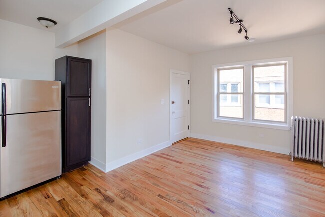 Building Photo - 4248 N Lamon Ave