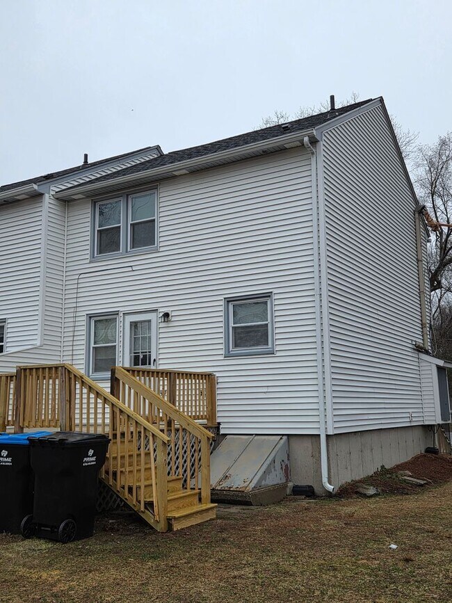 Building Photo - End Unit Townhouse Condo