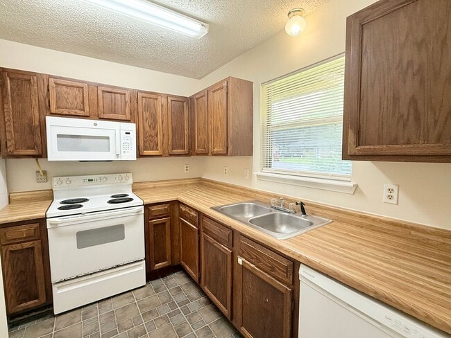 Building Photo - Spacious Triplex - Water Included