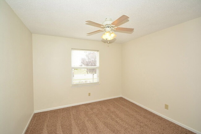 Building Photo - 8561 Bluff Point Dr