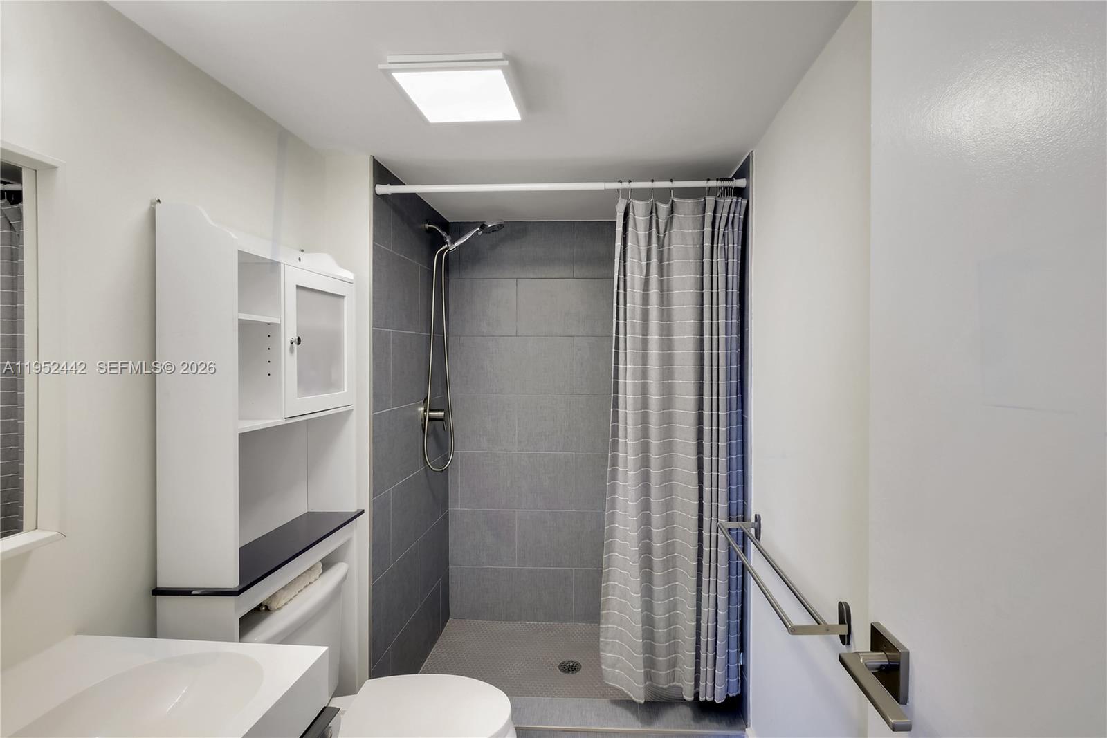 Building Photo - 100 Bayview Dr