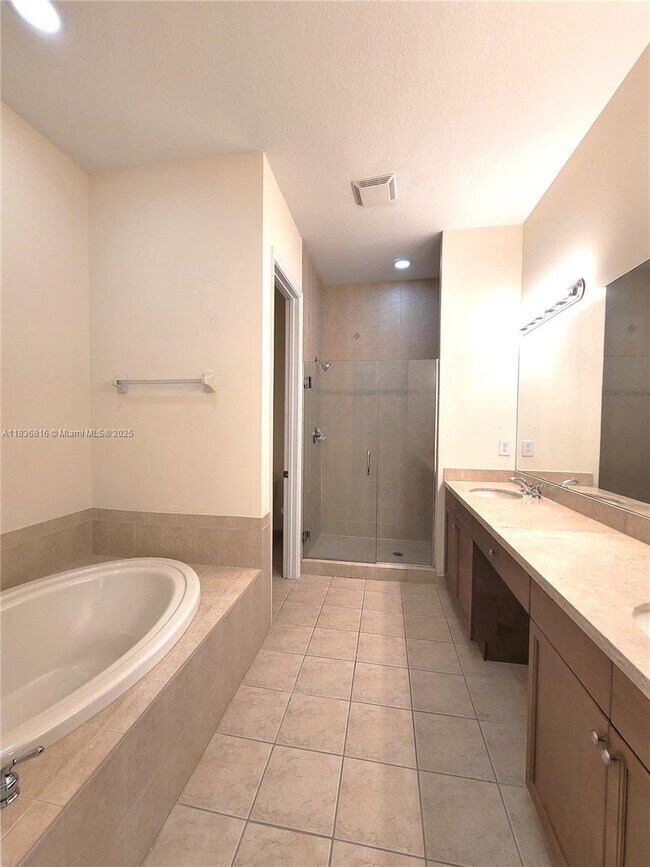 Building Photo - 6033 NW 118th Dr
