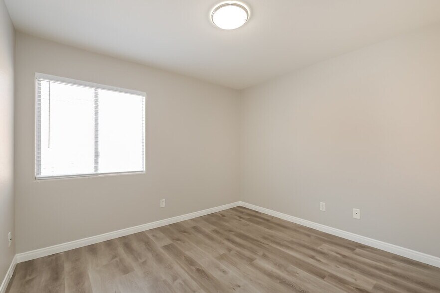 Building Photo - 1075 Silver Star St