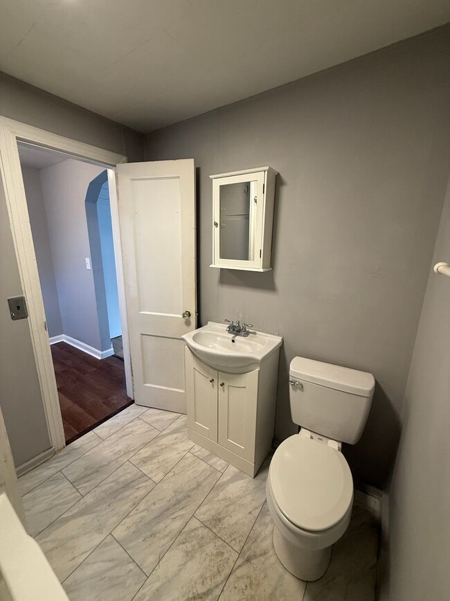 Building Photo - Lovely 2 bedroom now available!