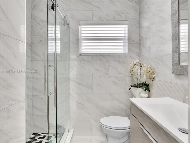 Building Photo - 215 SE 3rd Ave