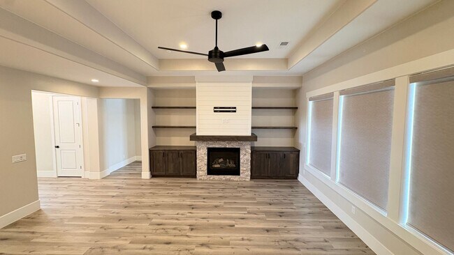 Building Photo - Solar Home For RENT!!!