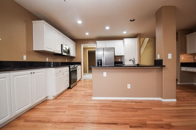 Building Photo - Move In Special!  $1000 Off!  Beautiful Spacious Home!