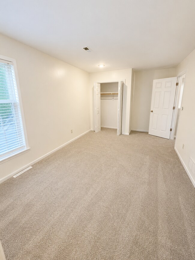 Building Photo - 4 bed/4.5 bath Overland Park Home with Multiple Entertainment Areas in Blue Valley