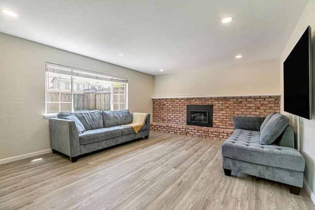 Building Photo - 2739 St Giles Ln