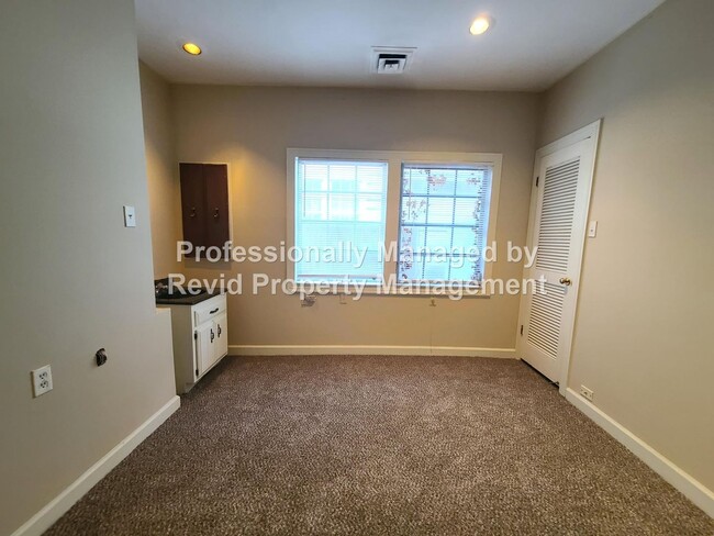Building Photo - HUGE home in East Buntyn near U of M