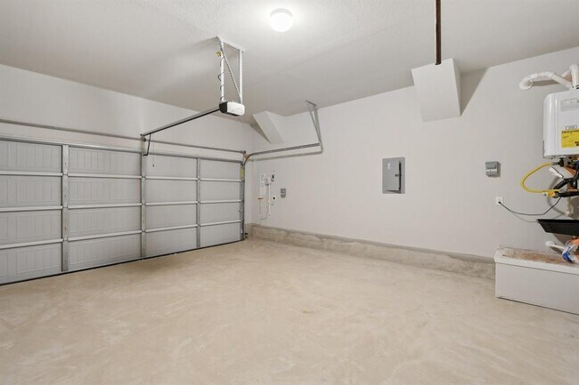 Building Photo - 125 Honeybee Ln