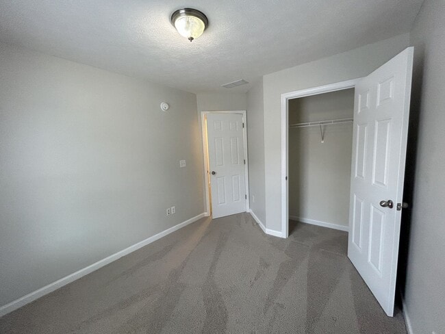 Building Photo - Sublease 6/1/25- 10/31/25