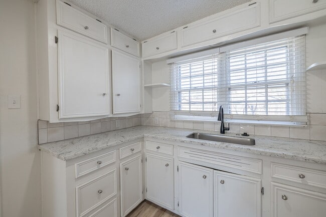 Building Photo - Beautifully Renovated 2-bedroom, 1-bathroom home!