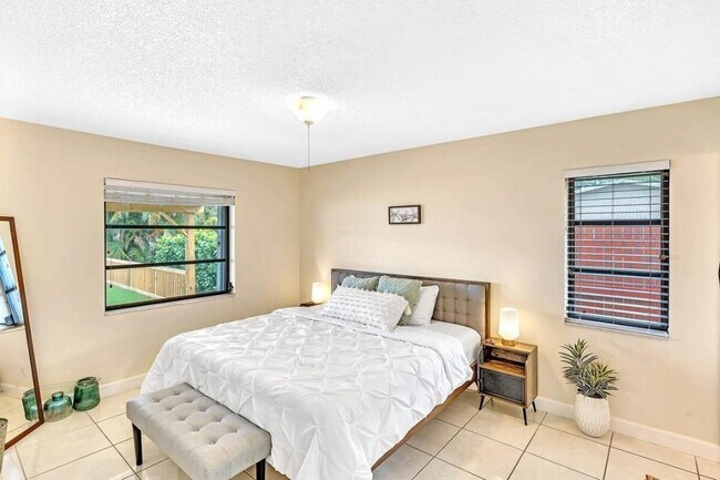 Building Photo - Beautiful 3-Bedroom, 2-Bath Villa with Lak...